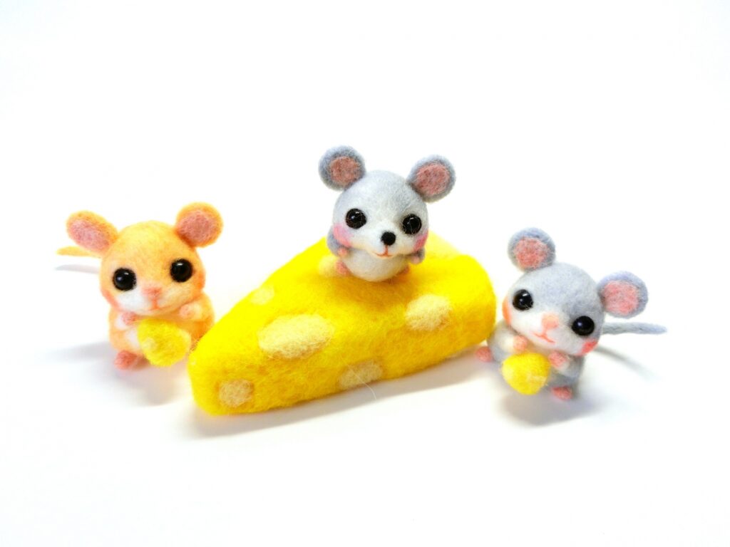ネズミの駆除方法としては、罠で捕まえる、殺鼠剤（毒餌）を食べさせる、追い出すといった方法があります。